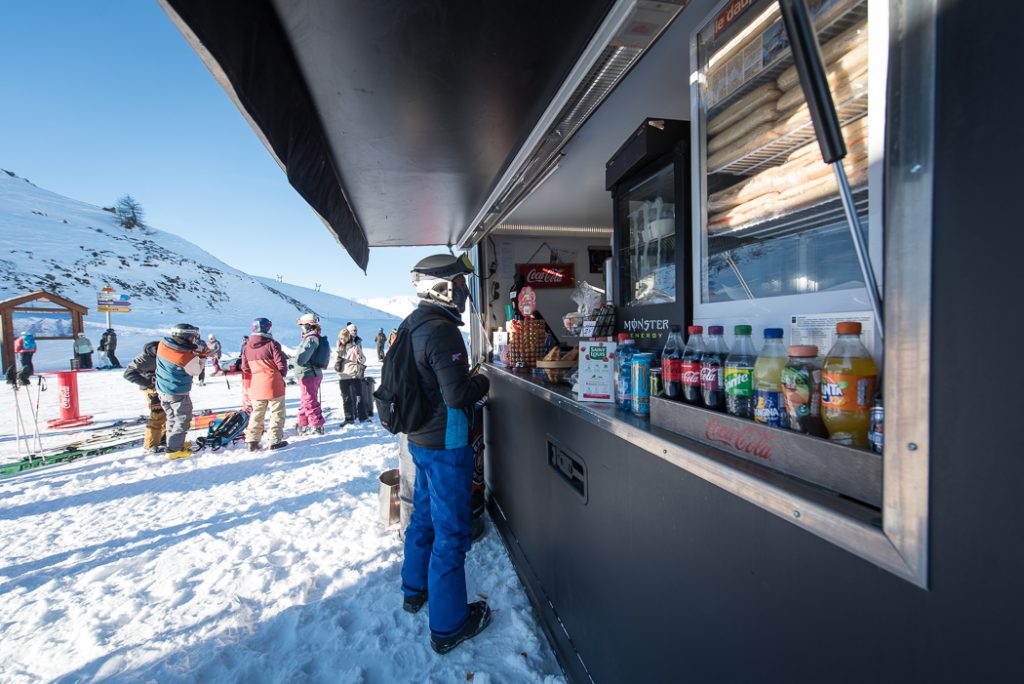 лижники поруч із снек-баром у Валменье