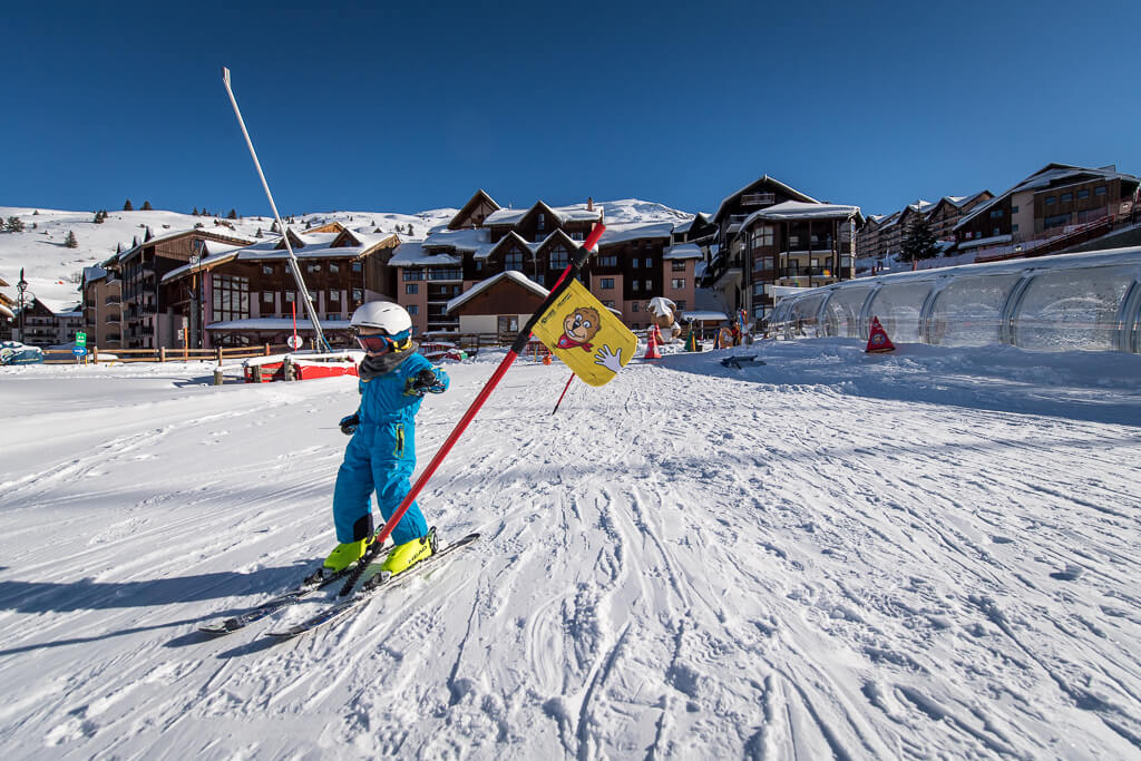 Enfants au cours de ski Piou-Piou avec l'ESF de Valmeinier
