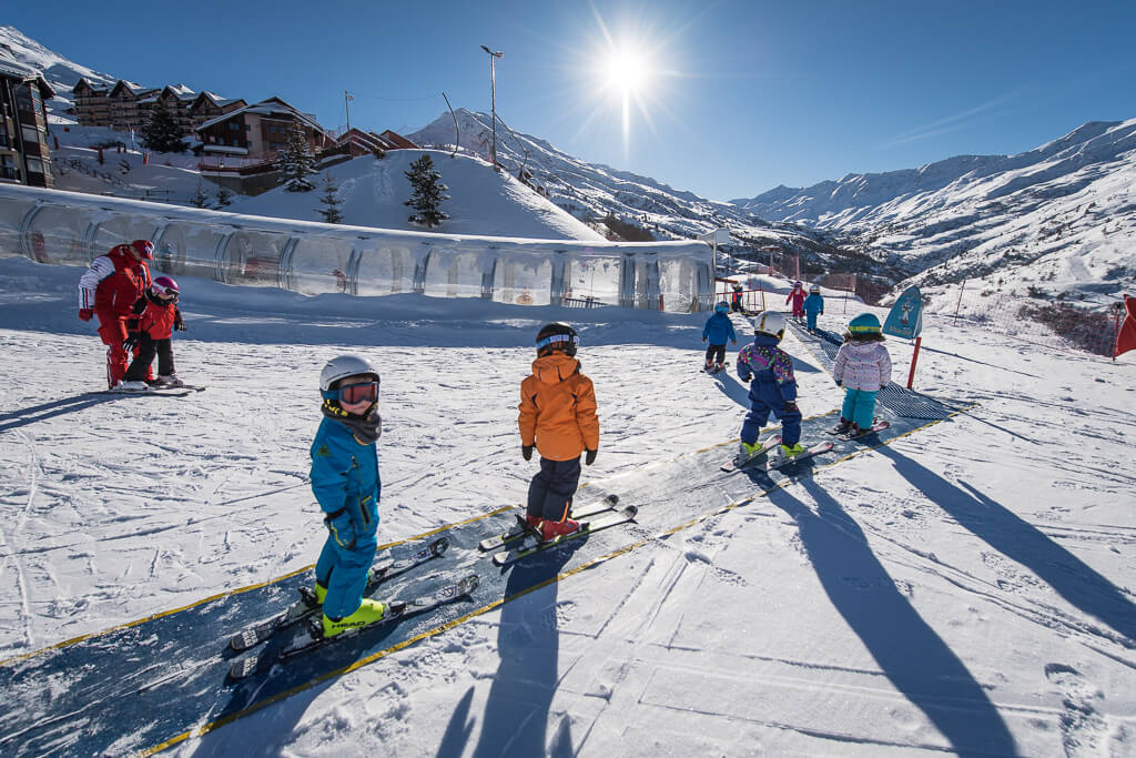 Діти під час уроків лижного спорту Piou-Piou з ESF Valmeinier