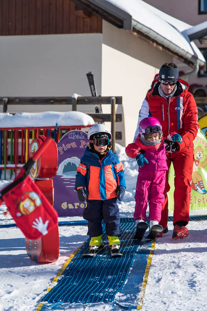 Enfants au cours de ski Piou-Piou avec l'ESF de Valmeinier