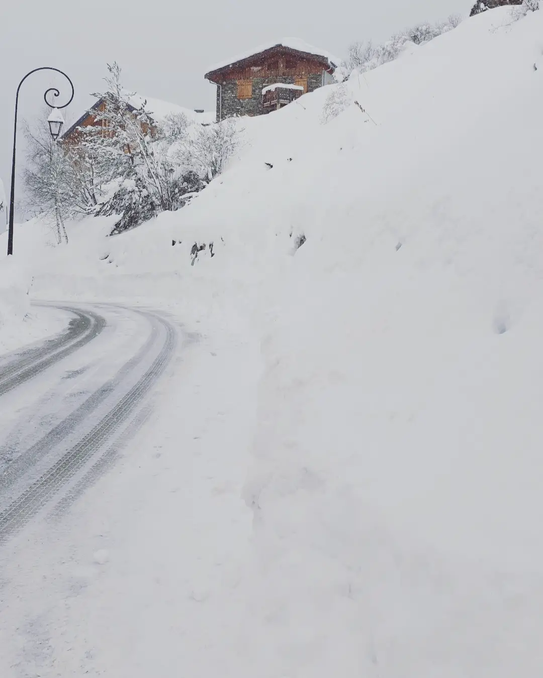Verschneite Straße in Valmeinier
