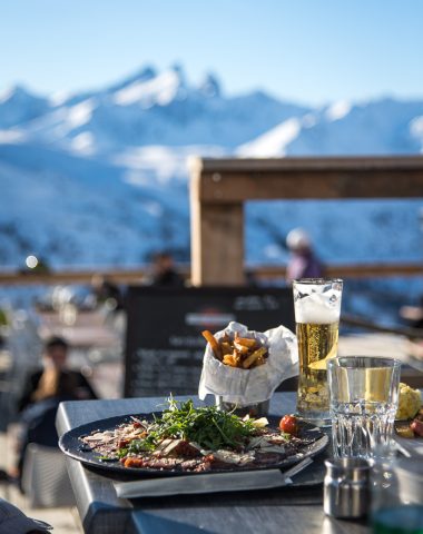 Dish and drinks in front of the Valmeinier panorama