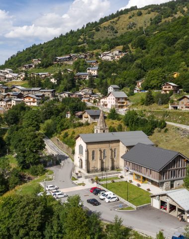 Drohnenfoto des Rathauses und des Dorfes Valmeinier