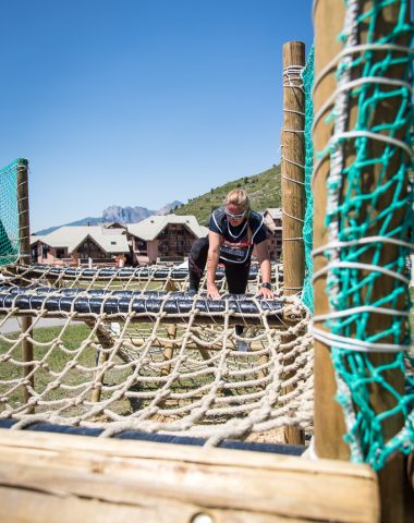 Crossing an obstacle in the adult race of the Valmeinier Obstacle Race