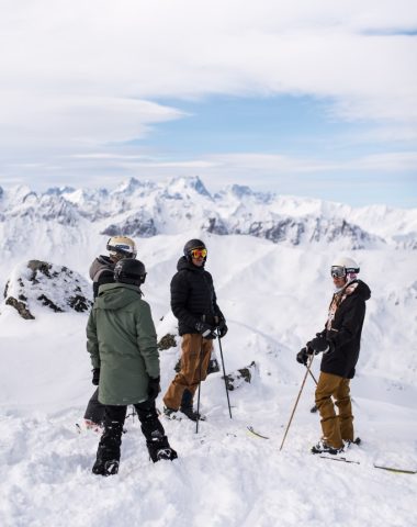 Amici che sciano e fanno snowboard a Valmeinier